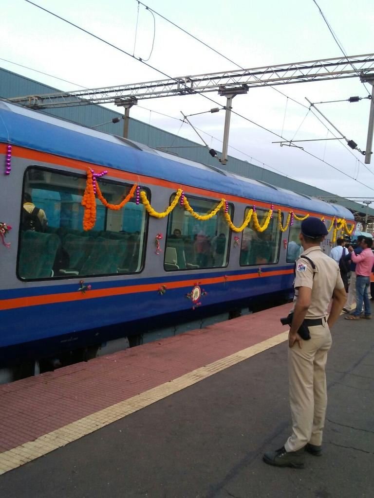Vistadome , konkan railways, goa mumbai jan shatabdi, india news, irctc, irctc train, irctc glass roof, irctc glass roof train, glass roof train, glass roof train india, irctc glass roof train coach, Glass Roof Train Coach, jan shatabdi, jan shatabdi express, jan shatabdi train, jan shatabdi glass roof, train glass roof, irctc latest news, irctc news, news updates in hindi