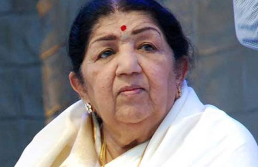 Lata Mangeshkar, woman who duped people, woman used Lata Mangeshkar name, FIR lodged against the woman, Lata Mangeshkar, woman who duped people, woman used Lata Mangeshkar name, FIR lodged against the woman, bollywood singer Lata Mangeshkar, hindi cinema singer, woman who duped people, woman used Lata Mangeshkar name, FIR lodged against the woman, bollywood news in hindi, entertainment news in hinid, entertainment news, bollywood updates,bollywood updates in hindi