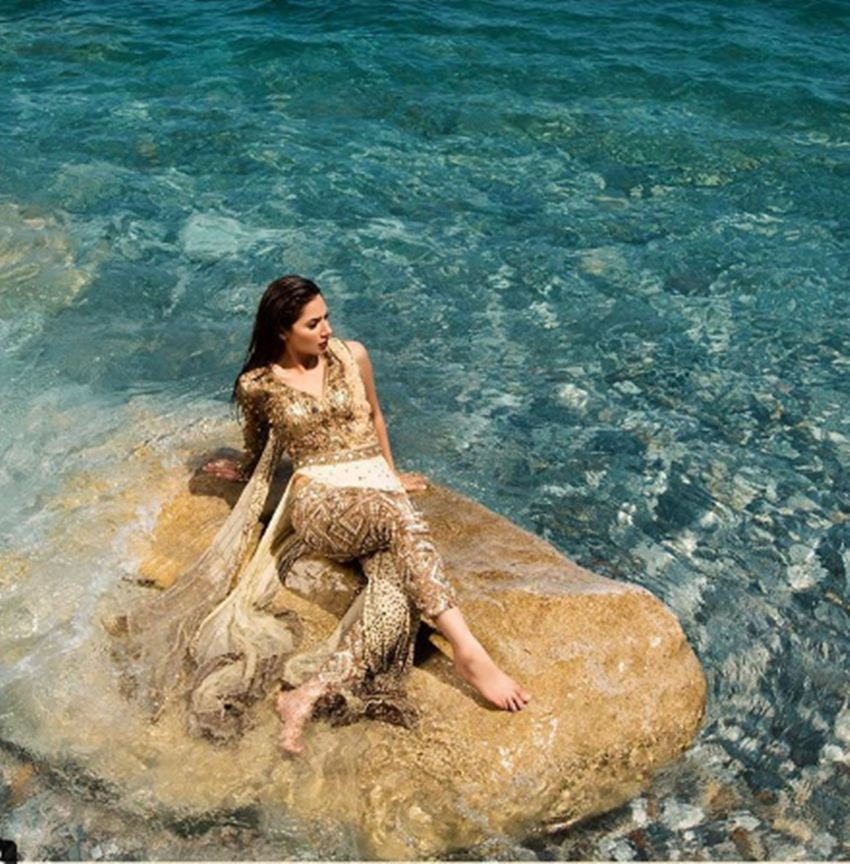 Mahira Khan, Mahira Khan Photoshoot, Mahira Khan Divani Couture, Mahira Khan Pics, Mahira Khan Beach Shoot, Raees