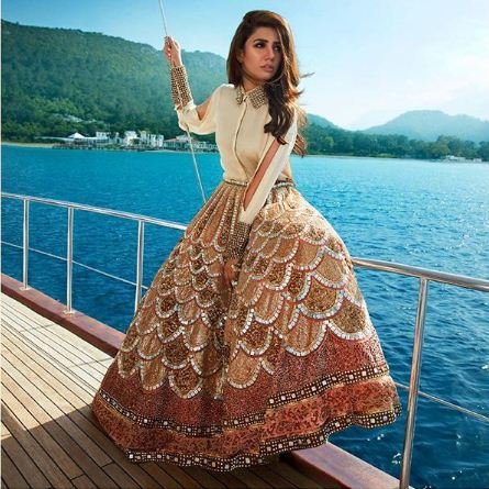 Mahira Khan, Mahira Khan Photoshoot, Mahira Khan Divani Couture, Mahira Khan Pics, Mahira Khan Beach Shoot, Raees