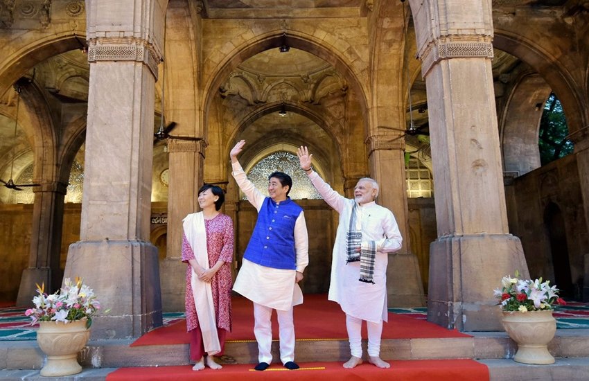 अहमदाबाद की मस्जिद में पीएम नरेंद्र मोदी और जापानी पीएम शिंजो आबे। 