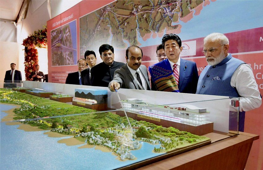 भारत के कई पड़ोसी देशों में कई वर्षों से बुलेट ट्रेनें दौड़ रही हैं। पिछले दिनों जापान के प्रधानमंत्री शिंजो आबे और देश के पीएम नरेंद्र मोदी ने मुंबई और अहमदाबाद बुलेट ट्रेन प्रोजेक्ट का शिलान्यास किया। इस प्रोजेक्ट को बनाने में 1 लाख करोड़ रुपये की लागत आएगी। मुंबई से अहमदाबाद की 508 किलोमीटर की दूरी 2-3 घंटे में पूरी हो सकेगी। जापान की शिन्कासेन टेक्नोलॉजी पर आधारित ये बुलेट ट्रेन 350 किलोमीटर प्रति घंटे की रफ्तार से दौड़ सकती है, लेकिन इसे 320 किलोमीटर प्रति घंटे की रफ्तार से चलाया जाएगा। आइए आपको बताते हैं दुनिया की सबसे तेज चलने वाली ट्रेनों के बारे में, जो हवा से बातें करती हैं। (Photo: PTI)