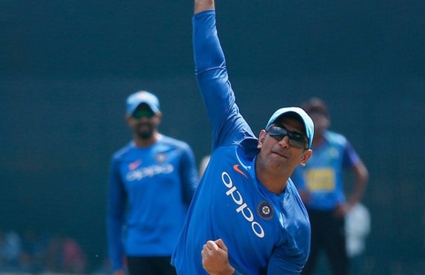 गेंदबाजी करते भारत के पूर्व कप्तान महेंद्र सिंह धोनी। 