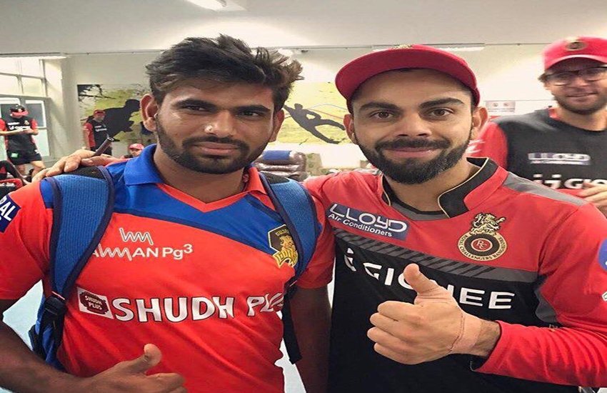 भारतीय कप्तान विराट कोहली के साथ नाथू सिंह। 