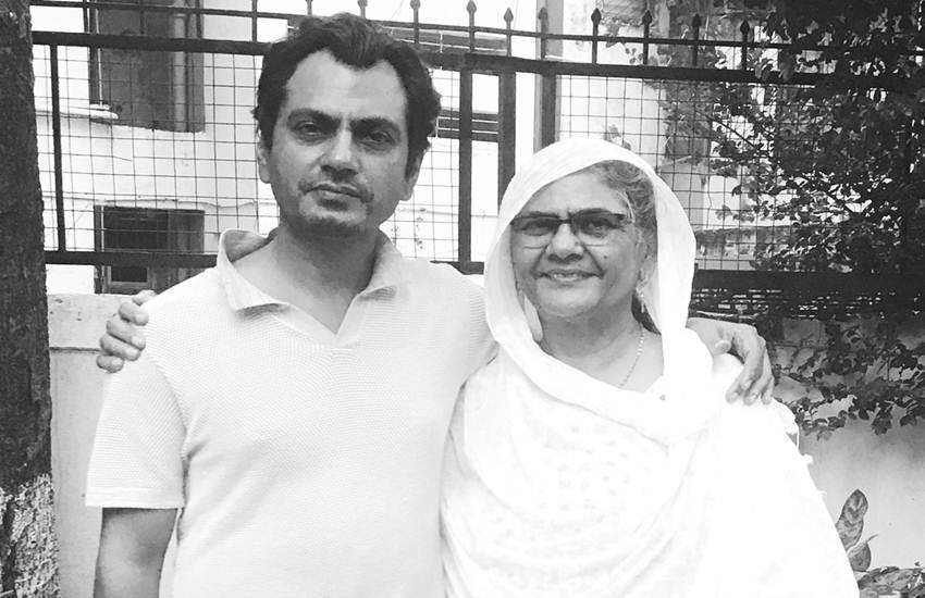 नवाजुद्दीन सिद्दीकी ने अपनी मां के साथ ये तस्वीर ट्वीट की है।