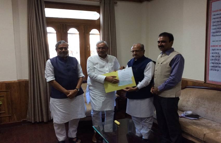 बिहार में इस वर्ष आई भीषण बाढ़ से हुए नुकसान की भरपाई के लिए मदद देने वालों का सिलसिला जारी है। 