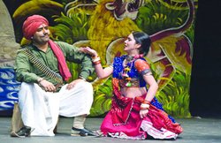 भविष्य तलाशती नौटंकी