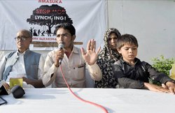 पहलू खान के बेटे ने दिग्विजय सिंह के घर की प्रेस कॉन्फ्रेंस, कहा- पुलिस ने मुझसे पहचान तक नहीं करवाई और आरोपियों को दे दी क्लीन चिट