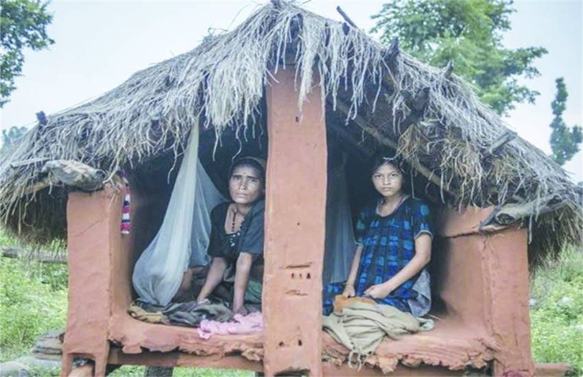 अफ्रीका और ऑस्ट्रेलिया में तो पीरियड्स के दौरान महिलाएं इसे रोकने के लिए घास का प्रयोग करती थीं। (फोटो सोर्स- यू-ट्यूब)