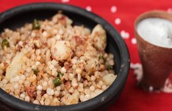 Navratri Vrat Recipes: व्रत खोलें नवरात्र स्पेशल साबुदाना खिचड़ी से, पढ़ें विधि