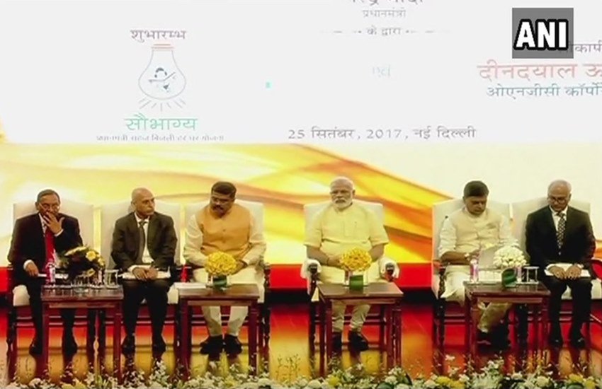 सौभाग्य योजना की लॉन्चिंग पर पीएम मोदी। साथ में हैं ऊर्जा राज्य मंत्री आर के सिंह, पेट्रोलियम मंत्री धर्मेंद्र प्रधान। (फोटो- ANI)