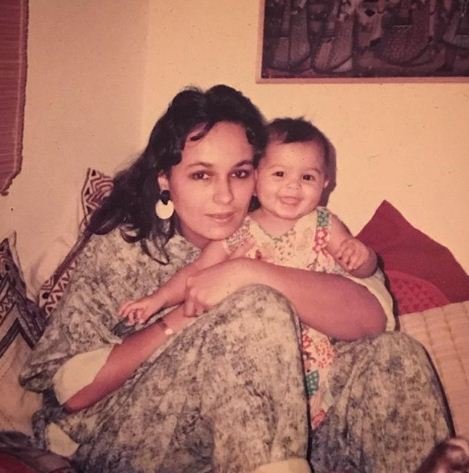 Soni Razdan and Mahesh Bhatt, mahesh bhatt with kiran bhatt, mahesh bhatt with parveen boby, mahesh bhatt with alia and shaheen, Puja bhatt, Rahul Bhatt, Shaheen Bhatt, Shaheen Bhatt Filmmaking, Mahesh Bhatt daughter shaheen, shaheen bhatt photos,