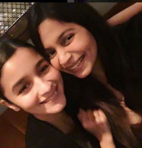 Soni Razdan and Mahesh Bhatt, mahesh bhatt with kiran bhatt, mahesh bhatt with parveen boby, mahesh bhatt with alia and shaheen, Puja bhatt, Rahul Bhatt, Shaheen Bhatt, Shaheen Bhatt Filmmaking, Mahesh Bhatt daughter shaheen, shaheen bhatt photos,