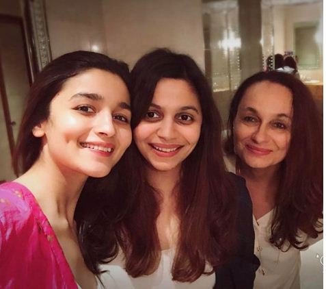 Soni Razdan and Mahesh Bhatt, mahesh bhatt with kiran bhatt, mahesh bhatt with parveen boby, mahesh bhatt with alia and shaheen, Puja bhatt, Rahul Bhatt, Shaheen Bhatt, Shaheen Bhatt Filmmaking, Mahesh Bhatt daughter shaheen, shaheen bhatt photos,