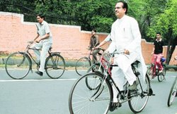 पेट्रोल-डीजल महंगे, शिवराज सिंह चौहान कब चलाएंगे साइकिल: कांग्रेस