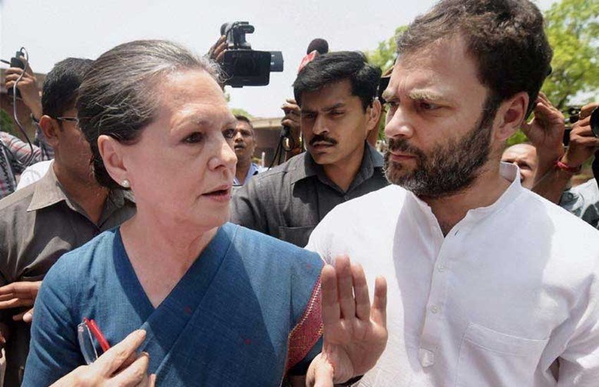 कांग्रेस अध्यक्ष सोनिया गांधी के साथ पार्टी के उपाध्यक्ष राहुल गांधी। (फाइल फोटो)