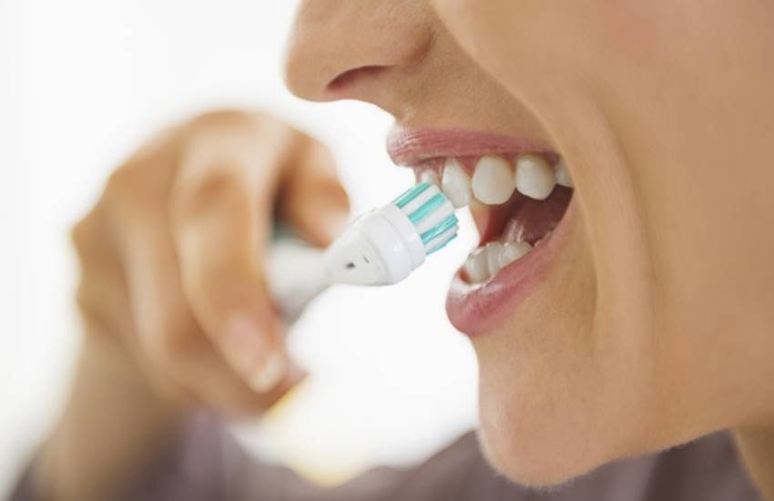 Tobacco stains on teeth, Way To Remove tobacco stains on teeth, Way To Remove tobacco stains on teeth In Hindi, cleaning tobacco stains on teeth, removing tobacco stains on teeth, How To Remove tobacco stains on teeth, teeth stain remover, teeth stain remover home remedy, teeth stain causes, Teeth Problems, Health News In Hindi, Lifestyle News In Hindi, jansatta