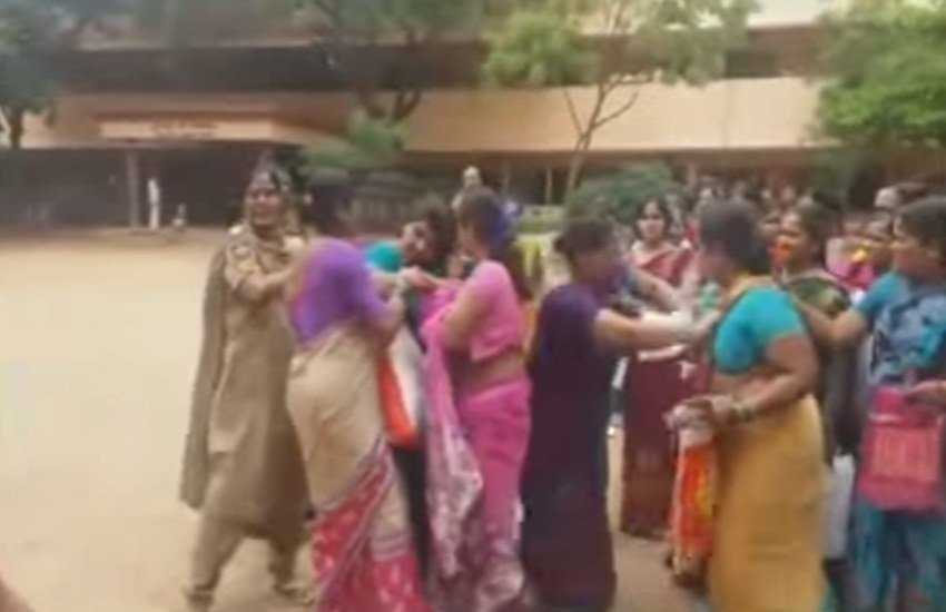 महिलाओं को आपस में एक-दूसरे का बाल खींचते हुए और लड़ते हुए देखा गया। वीडियो में महिला पुलिसकर्मी उन्हें अलग करती नजर आईं। (फोटो-वीडियो स्क्रीनशॉट)