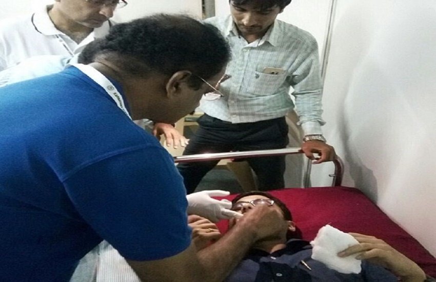 तोसित का इलाज करते डॉक्टर। 