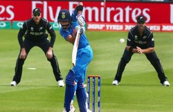 विराट कोहली का शतक लगते ही मैदान में तिरंगा लेकर घुस गया फैन, कुछ समय के लिए रोकना पड़ा मैच