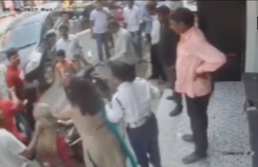 सीसीटीवी फुटेज का स्क्रीनशॉट।