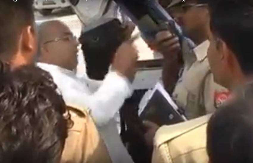 तस्वीर वायरल हो रहे वीडियो का स्क्रीनशॉट है।