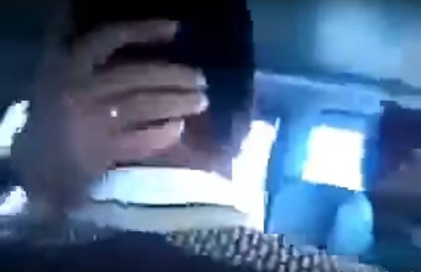 तस्वीर वायरल वीडियो का स्क्रीनशॉट है।