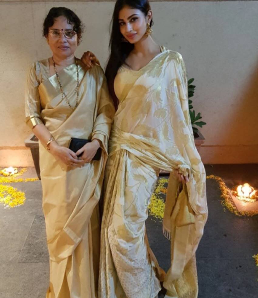 Mouni Roy, Naagin, Naagin 2 actress, Mouni Roy, naagin actress mouni, Mouni Roy with Family, Mouni Roy with Friends, Mouni Enjoying Her Diwali, See Mouni Roy HD Pictures, Mouni Roy, Naagin, Naagin 2 actress, Mouni Roy, naagin actress mouni, Mouni Roy with Family, Mouni Roy with Friends, Mouni Enjoying Her Diwali, See Mouni Roy HD Pictures, bollywood news in hindi, television news in hindi