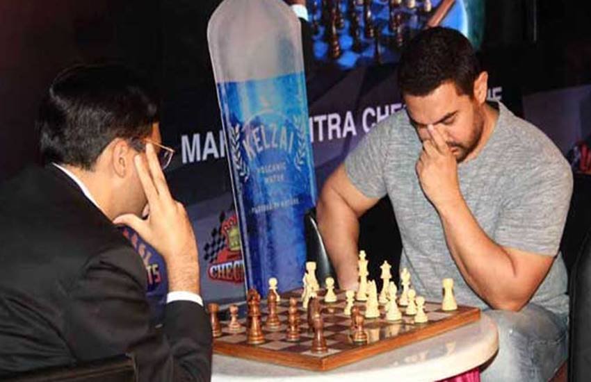 Vishwanathan Anand, Aamir Khan, Bollywood actor Aamir khan, chess player Vishwanathan Anandand, world champion Vishwanathan Anandand, Aamir khan plays chess too, Aamir Khan was a top junior tennis player too, Aamir khan and Vishwanathan Anand in a chess match, Aamir khan and Vishwanathan Anand in a chess match held his own for five hours
