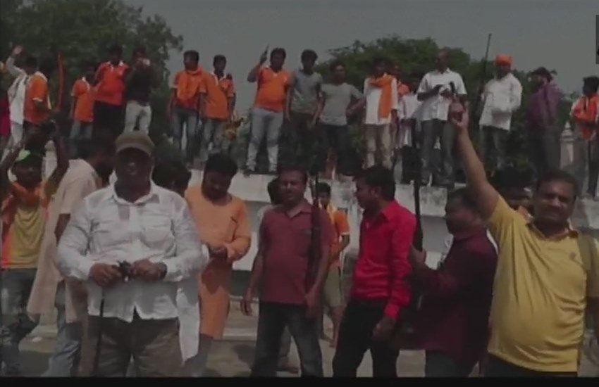 विजयदशमी पर विश्व हिन्दू परिषद (वीएचपी) और बजरंग दल कार्यकर्ताओं द्वारा खुले आम फायरिंग करने पर आगरा पुलिस ने शनिवार (30 सितंबर) को देर शाम 60 लोगों के खिलाफ आर्म्स एक्ट में केस दायर किया है।