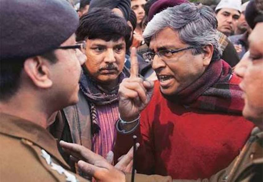 Arvind Kejriwal, Delhi CM Arvind Kejriwal, Delhi CM Arvind Kejriwal Blue Wagon R stolen, Arvind Kejriwal Blue Wagon R stolen near Secretariat, Blue Wagon R, Blue Wagon R stolen, twitter users trolls kejriwal, Arvind kejriwal trolled, Arvind kejriwal trolled on his car stolen, twitter makes fun of Arvind kejriwal car stealing, viral news, treandin news, jansatta