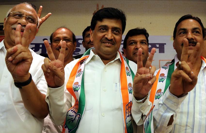 नांदेड़ नगर महापालिका चुनाव में मिली भारी जीत पर गुरुवार को मुंबई के आजाद मैदान स्थित एमआईसीसी दफ्तर में प्रेस कॉन्फ्रेंस करते महाराष्ट्र कांग्रेस प्रमुख अशोक चव्हाण। (फोटो सोर्सः प्रशांत नादकर)  नांदेड़ नगर महापालिका चुनाव में मिली भारी जीत पर गुरुवार को मुंबई के आजाद मैदान स्थित एमआईसीसी दफ्तर में प्रेस कॉन्फ्रेंस करते महाराष्ट्र कांग्रेस प्रमुख अशोक चव्हाण। (फोटो सोर्सः प्रशांत नादकर)