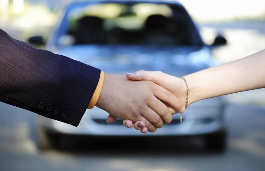 फाइनैंस: कार खरीदने के लिए फाइनैशली तैयार होना होगा। लोन लेकर कार खरीद रहे हैं तो उसकी डाउनपेमेंट आपके पास सेविंग में हो तो बेहतर होगा क्योंकि आगे चलकर कार की किस्त भी देनी होगी। माना अगर आप 6 लाख की कार लेते हैं, उसमें 2 लाख रुपए डाउनपेमेंट दे देते हैं। तो 5 साल के लिए करीब 9,000 रुपए महीने की किस्त देनी होगी।