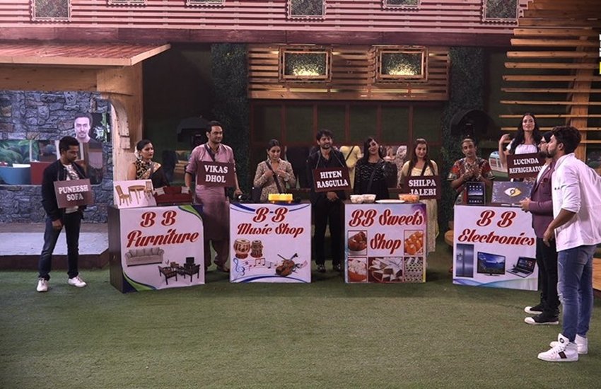 Bigg Boss 11: सोफा, ढोल और फ्रिज की तरह बिक गए घर के सदस्य, जानिए किसकी लगी कितनी कीमत Bigg Boss 11: सोफा, ढोल और फ्रिज की तरह बिक गए घर के सदस्य, जानिए किसकी लगी कितनी कीमत