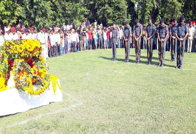 BSF and district police jawans giving salute to martyr Brijkishore BSF and district police jawans giving salute to martyr Brijkishore