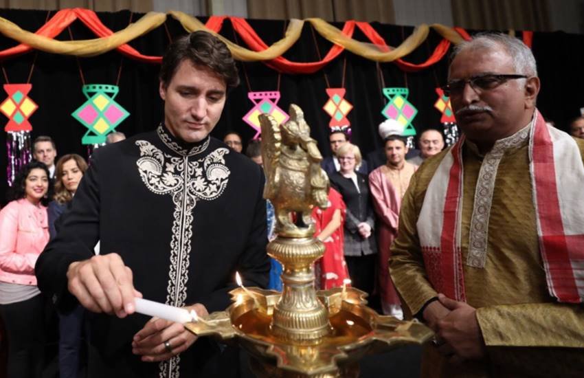 कनाडाई पीएम जस्टिन ट्रूडू ने मंगलवार को ओटावा में दिवाली के उपल्क्षय में जश्न मनाया। उन्होंने सोशल मीडिया पर इसे लेकर एक पोस्ट भी किया है।
कनाडाई पीएम जस्टिन ट्रूडू ने मंगलवार को ओटावा में दिवाली के उपल्क्षय में जश्न मनाया। उन्होंने सोशल मीडिया पर इसे लेकर एक पोस्ट भी किया है।