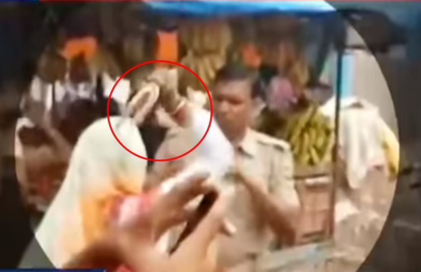उत्तर प्रदेश की राजधानी लखनऊ से खाकी को शर्मसार करने वाला मामला सामने आया है। गुंडों को शह देने के आरोप में आम लोगों ने पुलिसवालों की पिटाई कर दी। 