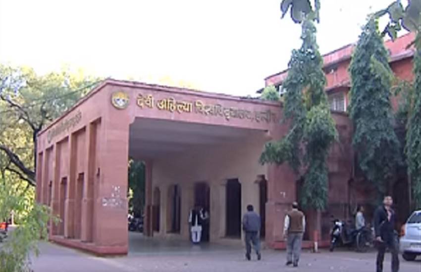 विवादों में देवी अहिल्या यूनिवर्सिटी: गरबा देखने गई तो छात्राओं को हॉस्टल में नहीं दी एंट्री, बाहर गुजारनी पड़ी रात
