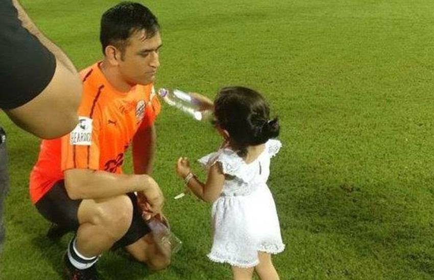 Ziva, MS Dhoni, Ziva with Dhoni, MS Dhoni daughter, MS Dhoni family, MS Dhoni wife, Ziva with Dhoni in stadium, Ziva offering water to Dhoni, MS Dhoni Football, MS Dhoni News, Sports news, hindi news