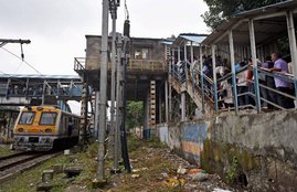 Indian Army, Elphinstone Station, Elphinstone Station Bridge, Indian Army Help, Help to Build Bridges, Indian Army Help at Elphinstone Station, Elphinstone Station in Mumbai, State News