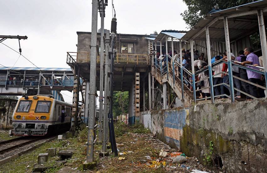 Indian Army, Elphinstone Station, Elphinstone Station Bridge, Indian Army Help, Help to Build Bridges, Indian Army Help at Elphinstone Station, Elphinstone Station in Mumbai, State News