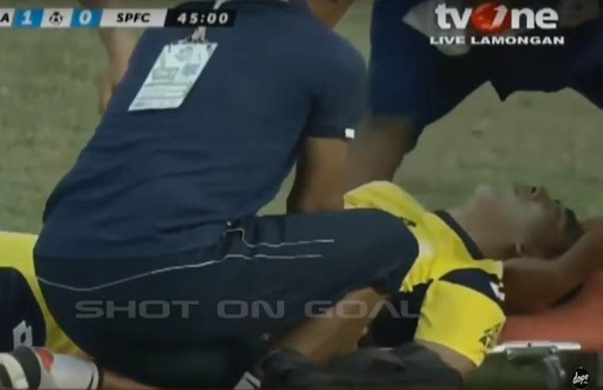 चोइरुल हु़डा की मदद करते साथी खिलाड़ी।