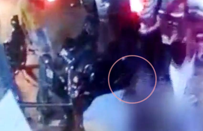 आंध्र प्रदेश के गुंटूर शहर में रविवार रात को पांच लोगों ने एक शख्स पर धारदार हथियारों से हमला बोल दिया था।