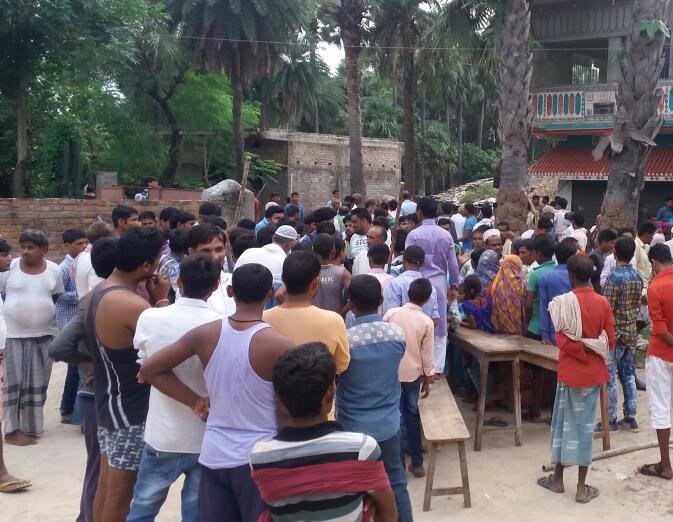 हादसे के बाद गांववालों की भीड़। हादसे के बाद गांववालों की भीड़।