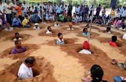 राजस्थान: खुद को जमीन में गाड़कर भूमि अधिग्रहण का विरोध कर रहे किसान, 17 दिन से जारी है आंदोलन