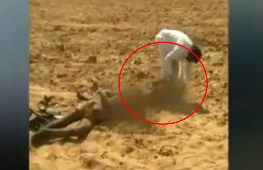 राजस्थान के नागौर जिला स्थित अचीना गांव से बुधवार को दो युवक एक नाबालिग लड़की को लेकर भागे थे। राजस्थान के नागौर जिला स्थित अचीना गांव से बुधवार को दो युवक एक नाबालिग लड़की को लेकर भागे थे।