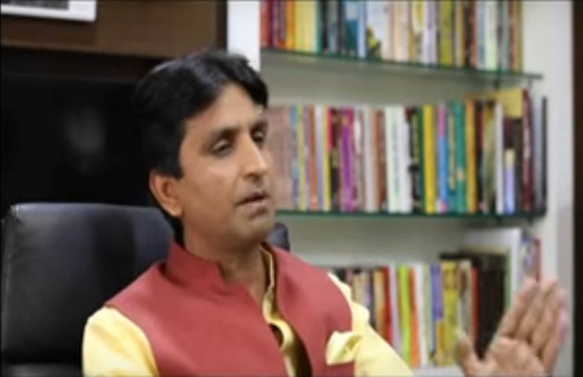 आप नेता कुमार विश्वास की ये तस्वीर वायरल हो रहे वीडियो का स्क्रीनशॉट है।