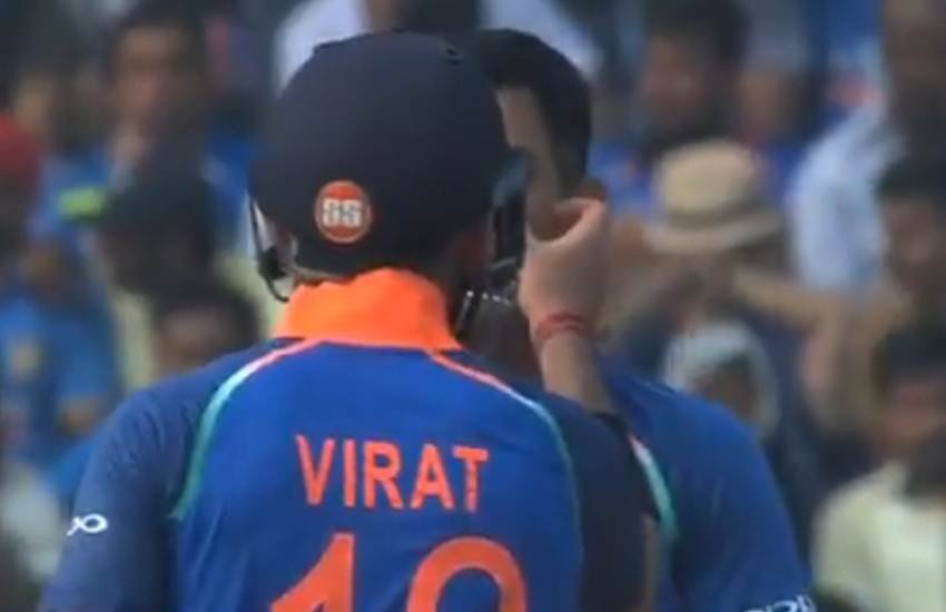 इंडियन क्रिकेट टीम के कप्तान विराट कोहली और पूर्व कप्तान महेंद्र सिंह धोनी (फोटो सोर्स- बीसीसीआई ट्विटर)