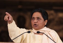 मायावती ने बोला हमला- सपा के सैफई महोत्सव की तर्ज पर योगी सरकार भी लुटा रही है सरकारी धन