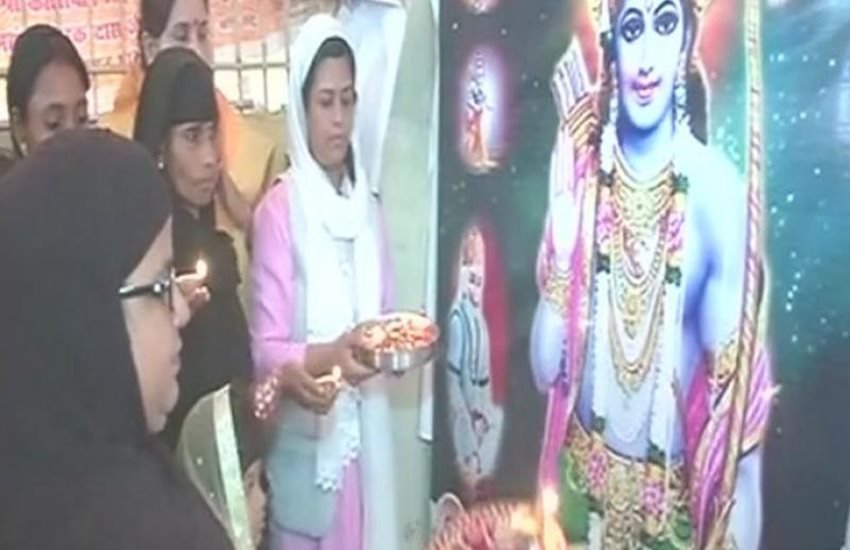 उत्तर प्रदेश के वाराणसी में सांप्रदायिक सौहार्द को बढ़ावा देने के लिए एमएमएफ और विशाल भारत संस्थान ने दिवाली पर कार्यक्रम का आयोजन किया था, जिसमें मुस्लिम महिलाओं ने भगवान राम की आरती का पाठ किया था और दीये जलाए थे। (फोटो सोर्सः एएनआई)